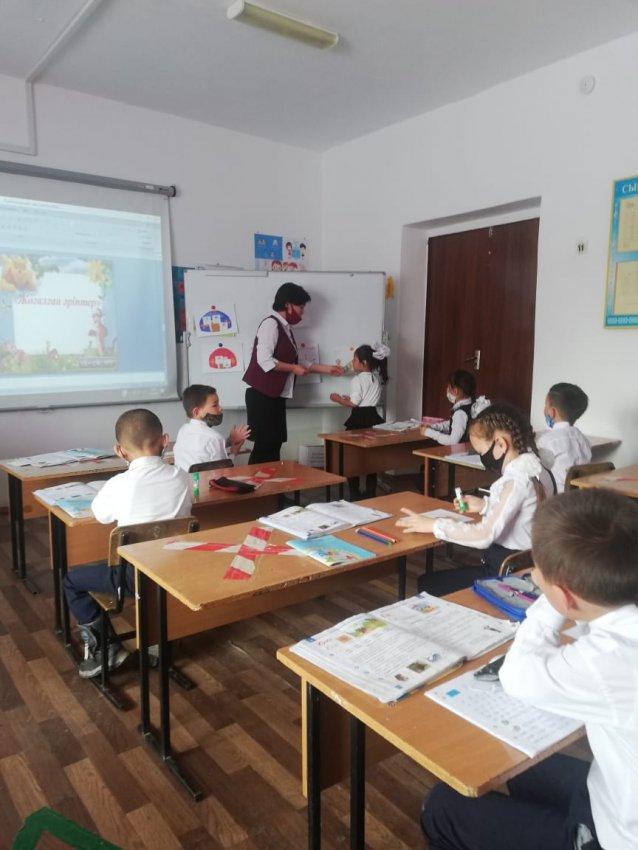 23.02.2021 жылы 1 сыныпта бастауыш сынып мұғалімі Жарылқапова Гүлжамиля «Ю дыбысы мен әрпі» тақырыбында ашық сабақ өткізді. Тақырыпқа байланысты керек сөздер, сызбалар, сүреттер белгілерін қолданды.