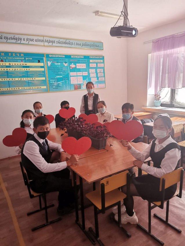 Жамбыл облысы әкімдігінің білім басқармасы Жуалы ауданының білім бөлімінің №14 Бейімбет Майлин атындағы орта мектебінде «Отбасы» күніне орай 2021 жылдың 9 қыркүйек күні 1-11 сыныптарда «Отбасы – бақыт мекені» тақырыбында сынып сағаттары өтті.