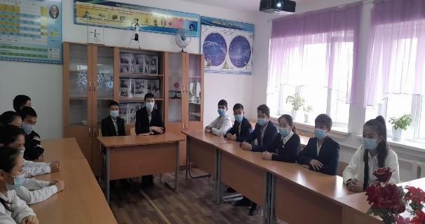 04.02.2022ж. Мектебіміздің түлегі, аудан көлеміндегі танымал спортшы, №16 Жуалы колледжінің өндіріс шебері Диханбаев Тимур Мырзаханұлымен  9-сынып оқушыларымен кездесу өткізілді.  Қатысқан оқушы саны – 16.