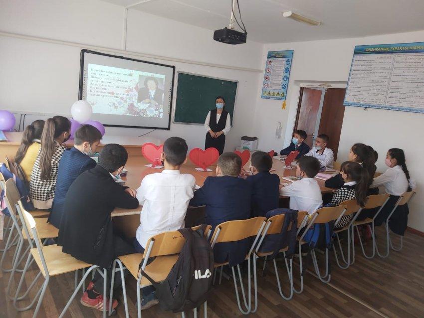 2022 жылдың 4 ақпаны күні өзін-өзі тану пәнінің мұғалімі Раимбекова Зарина 6 сынып оқушыларымен "Алтын жүрек анамыз" тақырыбында ана туралы өлеңдерді мәнерлеп оқу сабағын өткізді.