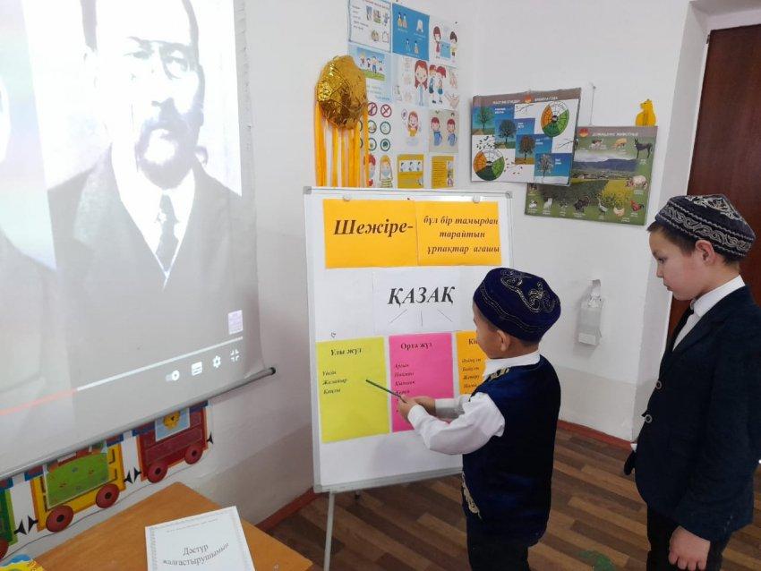 Бейімбет№14 Майлин атындағы орта мектебінде      "Шежіре - бұл бір тамырдан тарайтын ұрпақтар ағашы" тақырыбында сынып сағаты өткізілді.