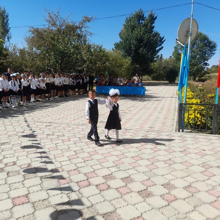 №14 Бейімбет Майлин атындағы орта мектебінде 1 қыркүйек - Білім күніне арналған салтанатты жиын ұйымдастырылып, 1-11 сыныптарда "Терең білім, еңбексүйгіштік және отаншылдық қасиет" тақырыбында бірыңғай сынып сағаттары өткізілді.