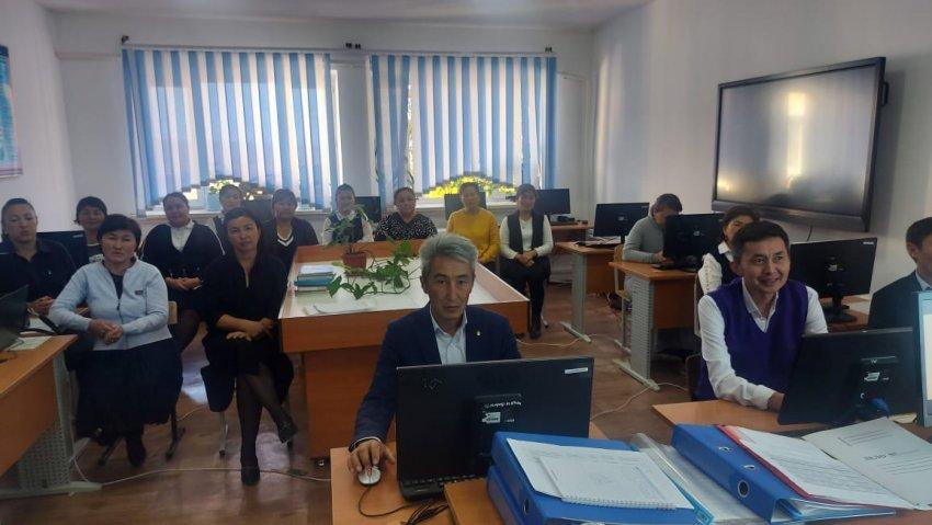 №14 Б. Майлин атындағы орта мектебінің мектеп директорының міндетін уақытша атқарушы Муриева Нұргүл Нұрғалиқызы "Педагог" кәсіптік стандарты жобасын ұжым   арасында талқылауға ұсынды.
