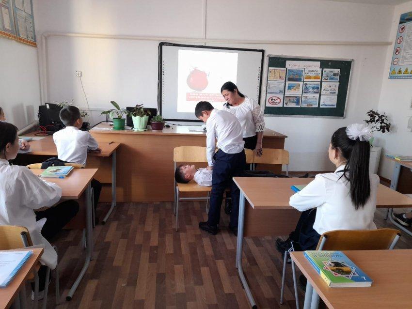 "Өмір қауіпсіздігі негіздері" мен жолда жүру ережелеріне байланысты  Джунусова Мадина 7 сыныпта "Судағы қауіпсіздік" тақырыбында тәрбие сағатын өткізді