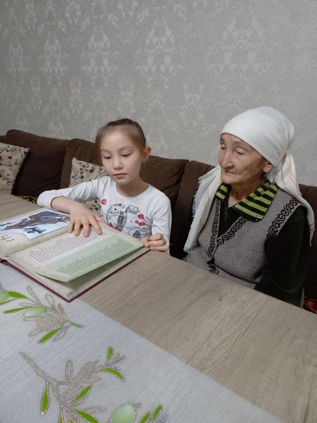 "Оқуға құштар мектеп" жобасы аясында кітапханашы Досыбаева Ғазизаның ұйымдастыруымен "Қысқы каникулда кітап оқимыз" атты акция өткізді. Үйде оқушылардың ата-аналарымен кітап оқу сәті. 5 сынып оқушысы Санатқызы Асылай, 4сынып оқушысы