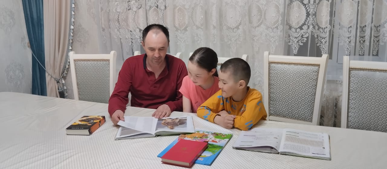 №14 Бейімбет Майлин атындағы орта мектеп оқушылары көктемгі демалыс кезінде "Әлем әдебиетін бірге оқимыз" атты тақырыпта Дүйсебай Балауса отбасымен кітап оқып, естелікке фотосуретке түсті.