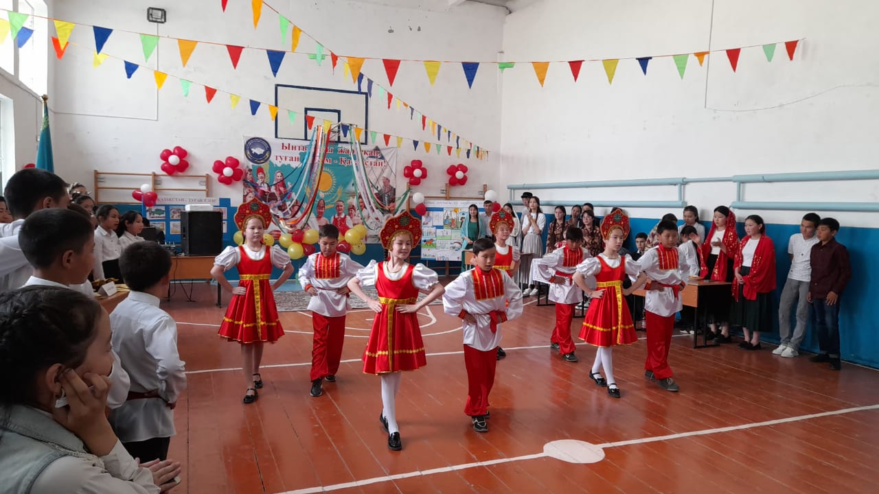 1 мамыр - Қазақстан халықтарының бірлігі күніне орай атқарылатын іс - шаралар жоспарына сәйкес "Бәріміз біргеміз - берік іргеміз" атты тақырыпта мерекелік іс - шара өтті.