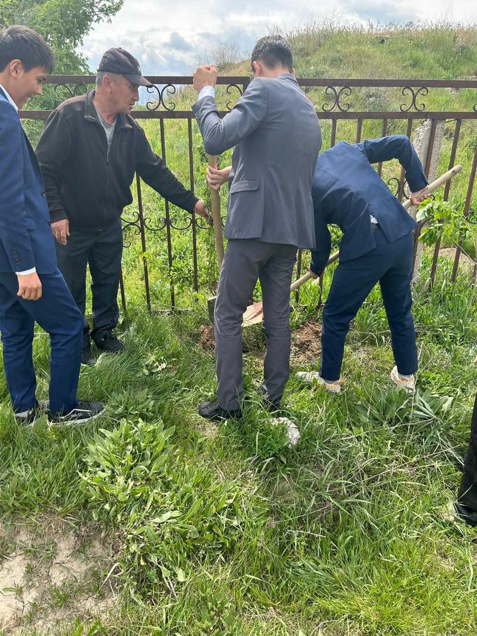 #14 Бейімбет Майлин атындағы орта мектебінде 11.05.2023 жыл күні "Жасыл мекен" атты тақырыпта 8,9 сынып оқушылары мен ата-аналардың атсалысуымен көшет отырғызу, көгалдандыру, абаттандыру, қоршаған ортаға ұқыптылықпен қарау