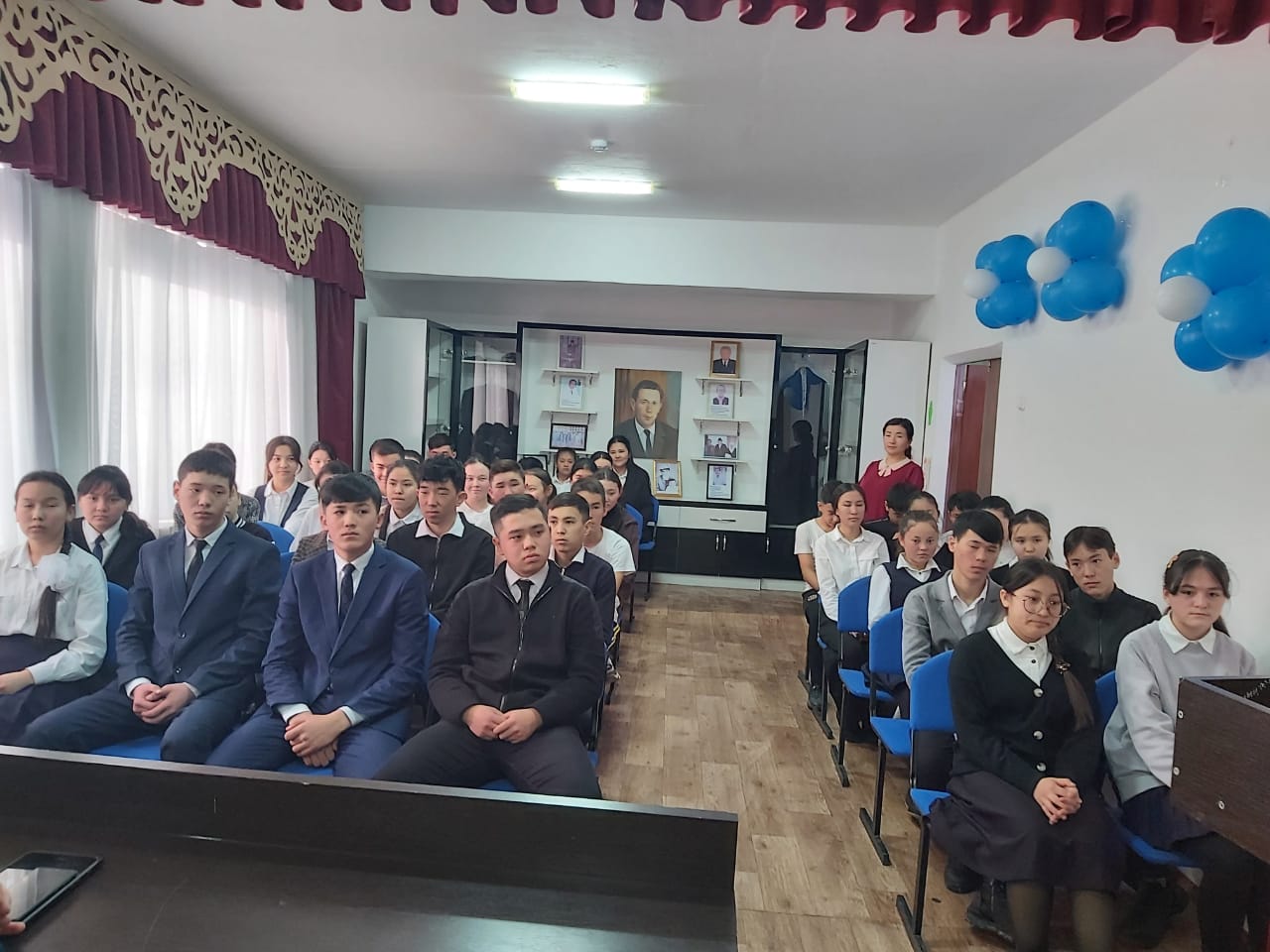 "Жол қауіпсіздігі" тақырыбында АПБ ЖПҚБ ЮПТ КТІ УП инспекторы, полиция лейтенанты И.Жұмағұлов және учаскелік полиция инспекторы, капитан Е.Сыдығалиев 8-11 сынып оқушыларымен танымдық сабақ өткізді.